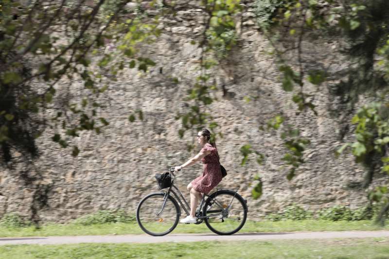 Joven pasea en bici por el parque del antiguo cauce del Turia. EFE/Ana Escobar/Archivo
