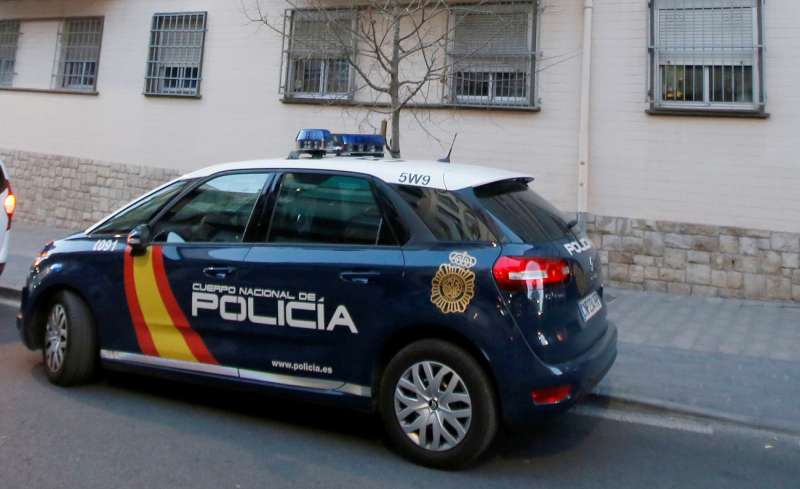 Un coche de Policía en Alicante. EFE/Manuel Lorenzo/Archivo
