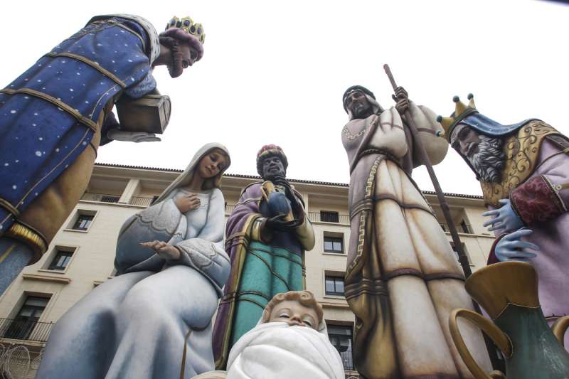 El Ayuntamiento de Alicante ultima la colocación del belén gigante que, récord Guinness desde 2020, cuenta con las tres figuras de la Sagrada Familia y los Reyes Magos, alguna de más de 17 metros de alto. EFE/Pep Morell