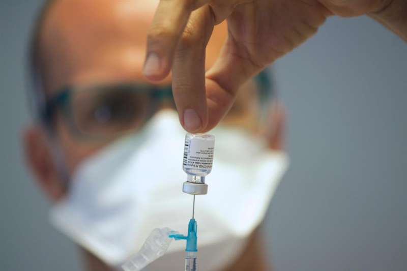 Un enfermero prepara una dosis de la vacuna contra el coronavirus de Pfizer-BioNtech. EFE