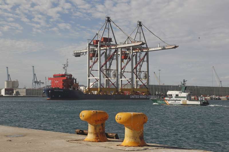 Dos grúas en el puerto de Alicante.EFE/Morell/Archivo
