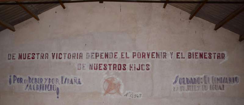 El Centro de Estudios Contestanos (CEC) ha hallado un mural lleno de consignas polticas perteneciente a la Guerra Civil espaola cuando estaba investigando restos industriales en una antigua fbrica privada de Cocentaina. EFE Ayuntamiento de Cocentaina
