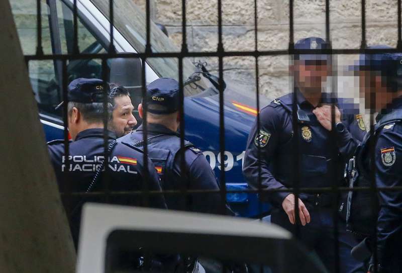 El bailaor Rafael Amargo (i), a su llegada este sábado a los juzgados de Alicante donde declara tras ser detenido acusado, presuntamente, de traficar con drogas. EFE / Manuel Lorenzo