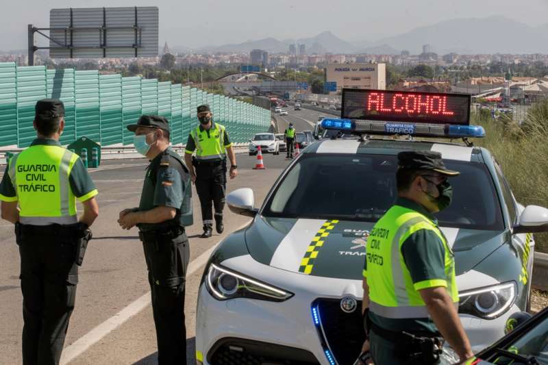 Agentes de la Guardia Civil durante un control de alcoholemia y drogas en la autovía A-30 que une Cartagena con Murcia. EFE/Marcial Guillén/Archivo
