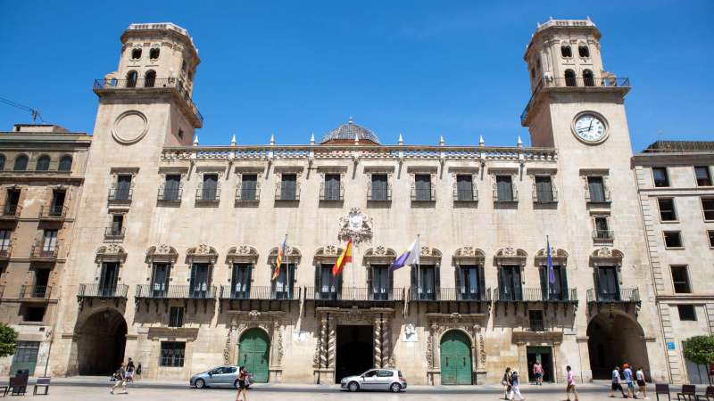 Fachada del Ayuntamiento de Alicante, en una imagen de archivo.  EPDA 