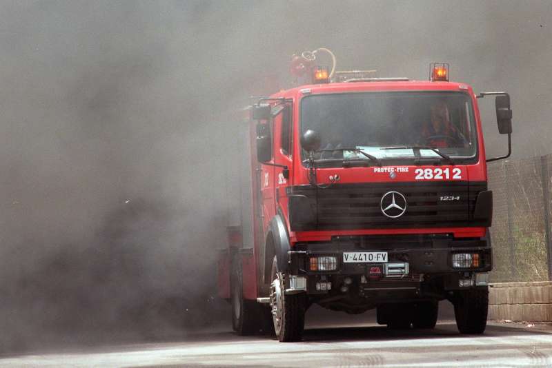 Un camión de bomberos sale de la intensa humareda provocada por un incendio/ EFE/J.C.Cardenas/Archivo