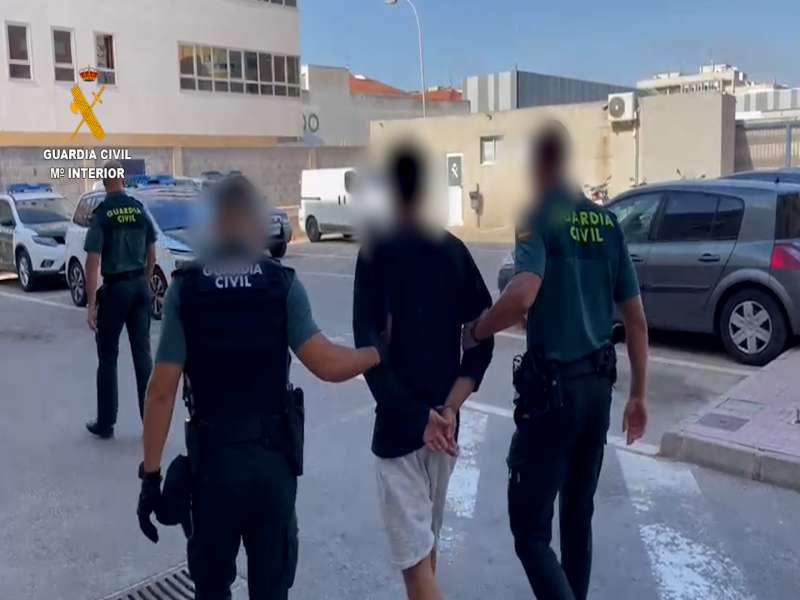 Imagen de la Guardia Civil y el detenido en Torrevieja. /EPDA