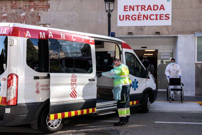 Un sanitario traslada a un paciente de una ambulancia a urgencias del Hospital ClÃ­nico de ValÃ¨ncia. EFE/ Biel AliÃ±o/Archivo

