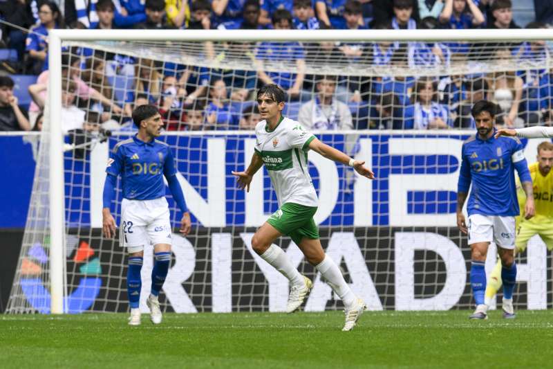El centrocampista del Elche, Gonzalo Villar (c) celebra su tanto ante el Real Oviedo durante el partido de LaLiga disputado este domingo en el estadio Carlos Tartiere de Oviedo. EFE Eloy Alonso
