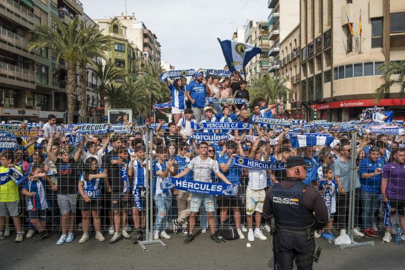 Aficionados del Hrcules celebran el ascenso del equipo a Primera Federacin, este domingo en la emblemtica Plaza de los Luceros de Alicante. EFE Pablo Miranzo