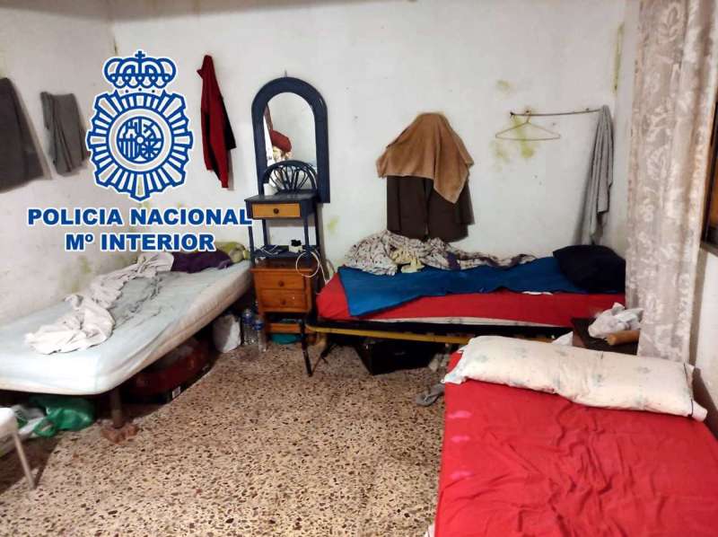 Foto de la habitaciÃ³n en la que presuntamente hacinaban a migrantes reciÃ©n llegados en pateras a las costas alicantinas, en una imagen cedida por la PolicÃ­a Nacional. /EPDA