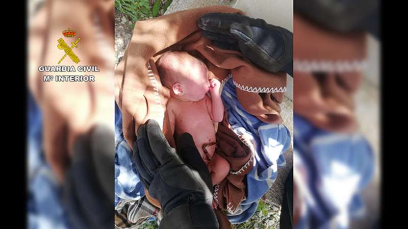Imagen del bebÃ© abandonado en el camino, facilitada por la Guardia Civil. EFE
