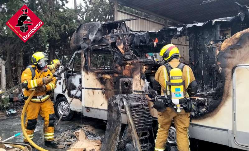 Imagen de la actuacin de los efectivos del Consorcio Provincial de Bomberos de Alicante.  EPDA 