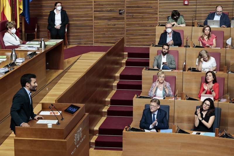 El diputado de CompromÃ­s, Vicent MarzÃ , durante su intervenciÃ³n en la sesiÃ³n de control parlamentario en Les Corts Valencianes al president de la Generalitat, Ximo Puig. EFE/Biel AliÃ±o
