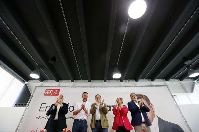 El candidato del PSOE por la Comunitat Valenciana, Ximo Puig, junto al candidato por Elche, Carlos González. EFE