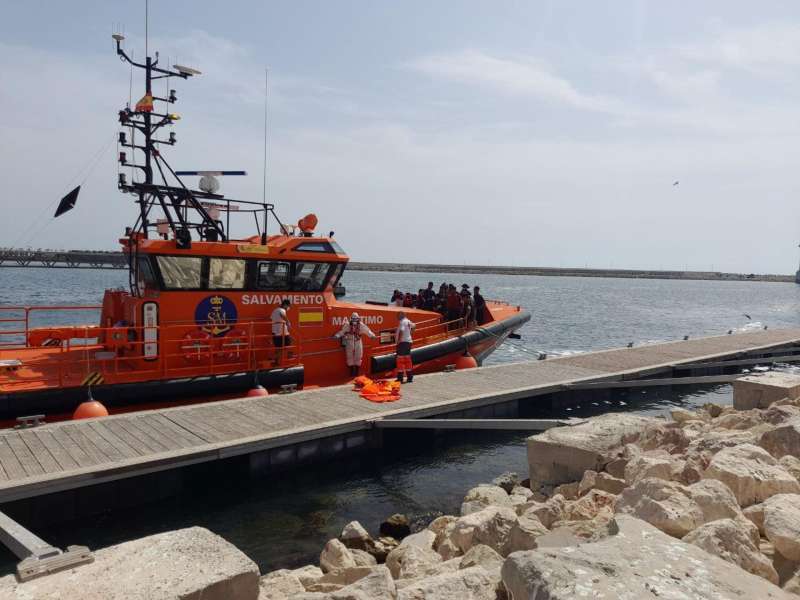 La embarcación de rescate de una de las pateras en la costa de Alicante. EFE