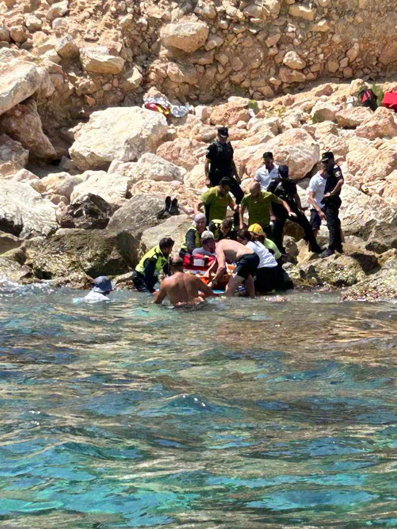 Un hombre de 60 años ha sido rescatado por la nueva embarcación de la Policía Local de Calpe tras caer al mar desde una altura de unos cinco metros cuando intentaba descender a una cala desde una zona rocosa del Penyal d?Ifac, en ese municipio, según ha informado este jueves el ayuntamiento. EFE/ AYUNTAMIENTO DE CALPE
