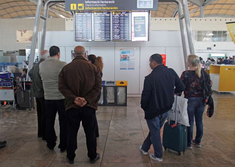 Pasajeros en el aeropuerto de Alicante-Elche. EFE/MORELL/Archivo
