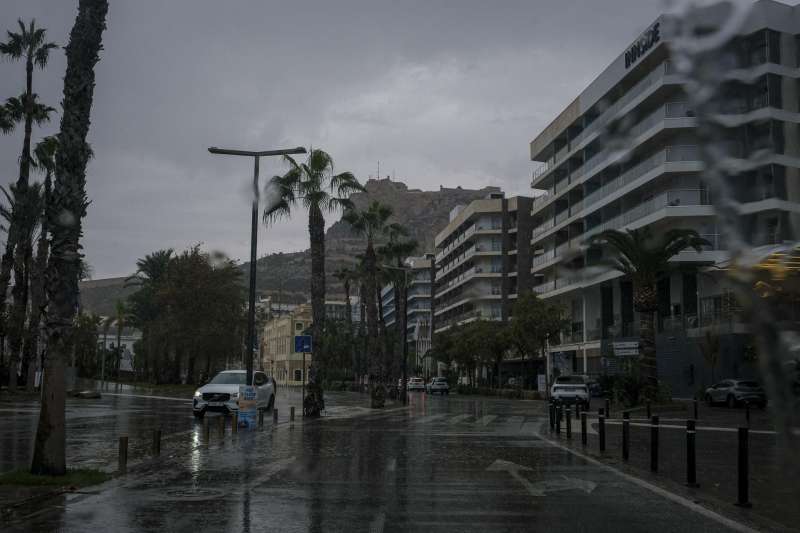 Imagen de la ciudad de Alicante, que registra este viernes intensas lluvias, al igual que muchas poblaciones de la provincia. EFE  Pablo Miranzo
