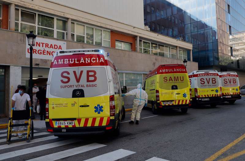 En la imagen, la entrada de urgencias del hospital ClÃ­nico de ValÃ¨ncia. EFE/Manuel Bruque/Archivo
