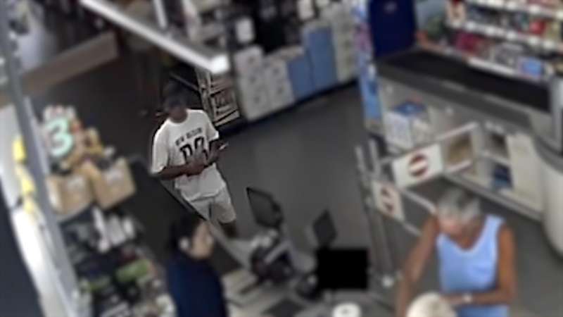 Imagen del atracador captada por las cmaras de seguridad del supermercado. EPDA