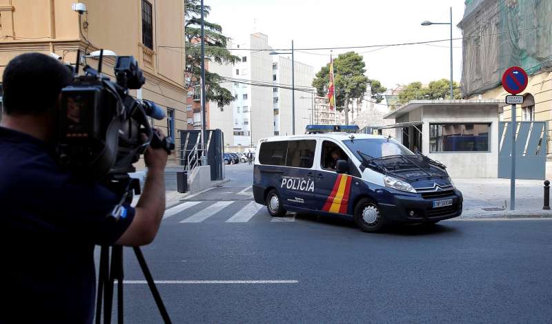 Un cámara de televisión graba los accesos a una comisaría de la Policía Nacional. Valencia/EFE/Manuel Bruque
