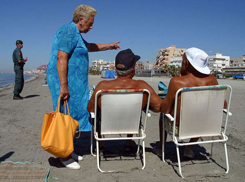 Bañistas en una playa de Santa Pola. Archivo/EFE/KANITO
