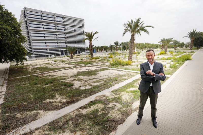 El alcalde de Elche, Carlos GonzÃ¡lez, posa ante la futura sede de la Agencia Espacial EspaÃ±ola (AEE) / EPDA