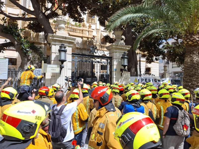 Momento de la protesta de los bomberos del Consorcio Provincial de Alicante.  EFE
