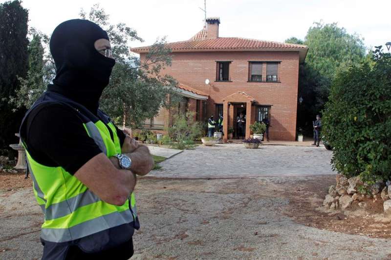 Un agente de la Policía Nacional durante el registro que se practicó en el chalé del acusado en Cocentaina (Alicante). EFE/Morell/Archivo