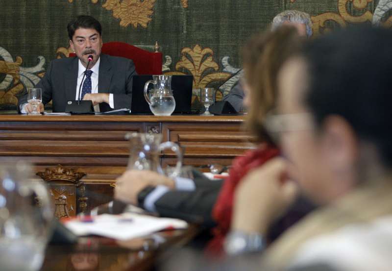 El alcalde de Alicante, Luis Barcala, durante un pleno del ayuntamiento. EFEMORELLArchivo
