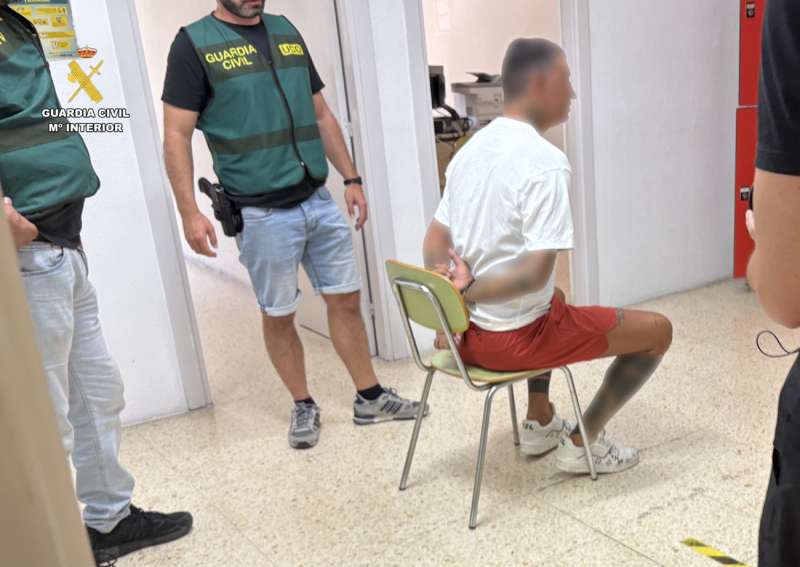 La Guardia Civil ha detenido en Barcelona a un fugitivo de la justicia italiana que lideraba una organizacin criminal de carcter mafioso dedicada al trfico de drogas a gran escala y a la extorsin, adems de trfico ilegal de armas y explosivos.Segn ha informado la Guardia Civil en un comunicado, el detenido estaba incluido en la lista de los ms peligrosos y era un prfugo de la justicia ital