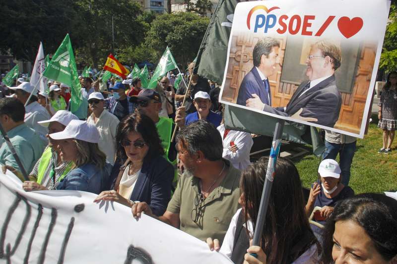 Pancarta con la imagen de Mazón y Puig, en una unión 