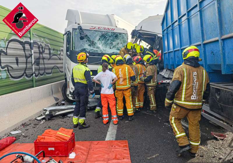 Imagen del accidente. /Foto cortesÃ­a Bomberos de Alicante