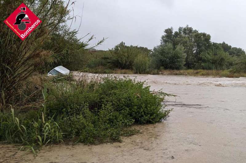 Imagen cedida por el consorcio provincial de Bomberos de Alicante del vehículo atrapado por las fuertes corrientes de agua por la lluvia.
