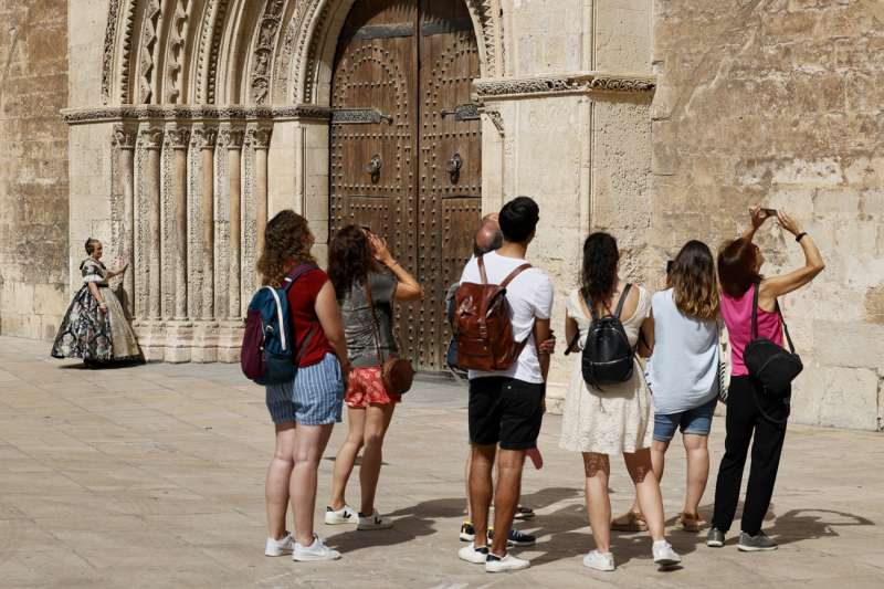 Un grupo de turistas contempla la catedral de Valencia. EFE/Biel AliÃ±o/Archivo
