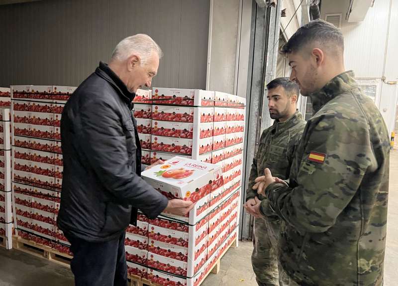 Entrega de las cajas de Granada Mollar de Elche a la UME para afectados por la DANA.  EPDA