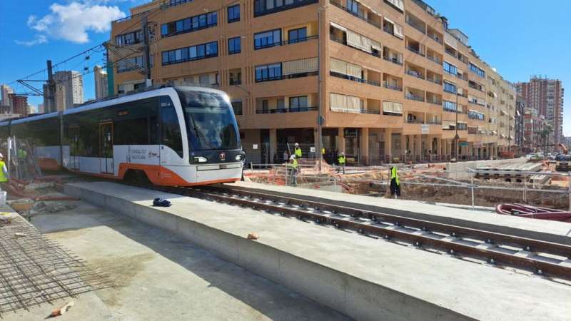 Las obras de supresión del paso a nivel de la avenida de Beniardà obligaron a interrumpir el paso de trenes el 16 de enero