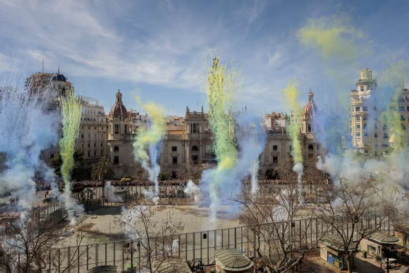MascletÃ  disparada en las Fallas de 2023 con los colores de Ucrania. EFE/ Biel AliÃ±o