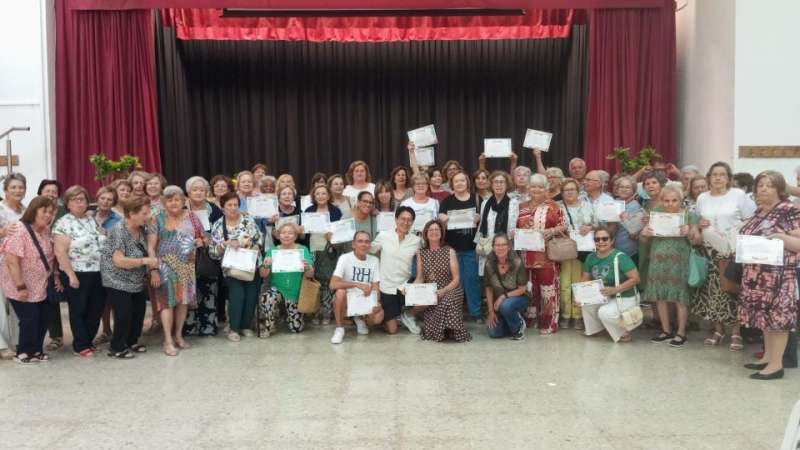 Diplomas del fin de curso de las actividades para personas mayores en Almassora.  EPDA