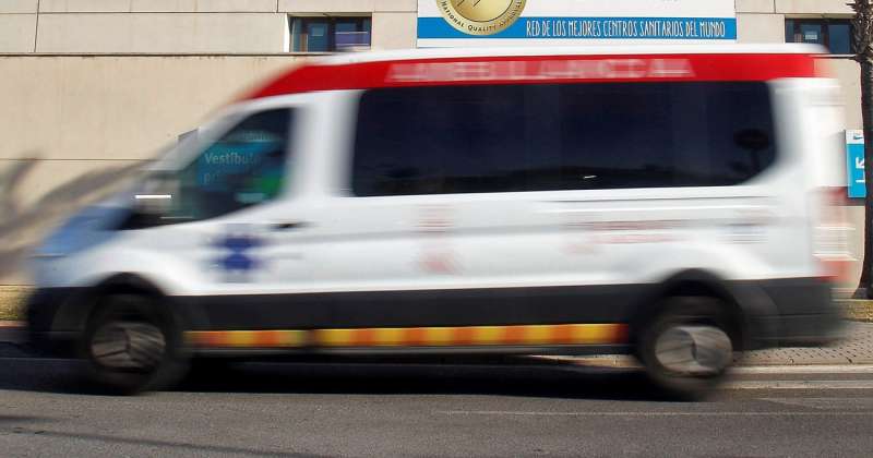 Una ambulancia se dirige a un centro hospitalario. EFE/Pep Morell/Archivo
