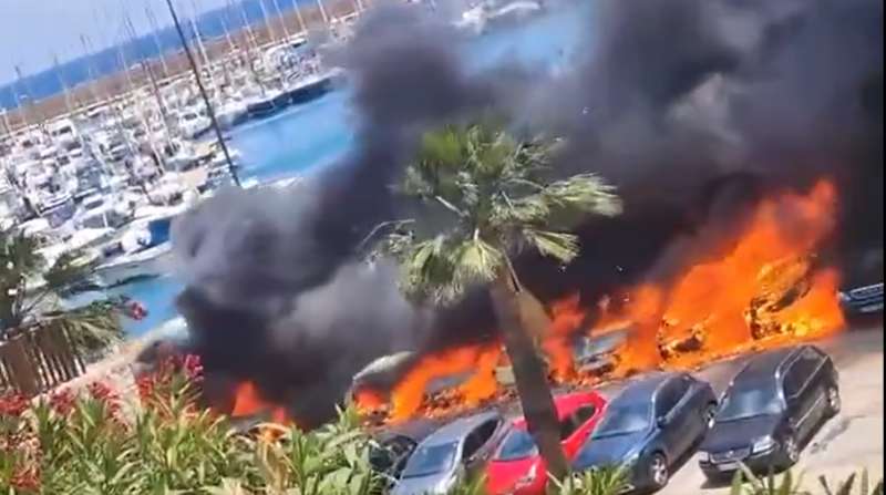 Una treintena de coches ardiendo en el puerto de Xbia.  EPDA
