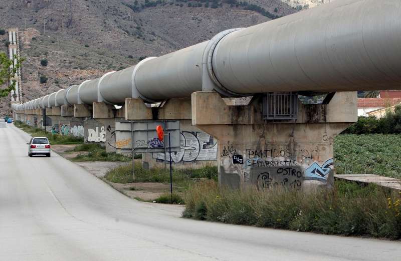 Fotografía tomada el 23/10/2021, de las tuberías que transportan el agua del trasvase Tajo-Segura, a su paso por la huerta oriolana. EFE/Morell/Archivo
