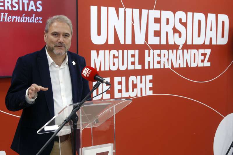 El rector de la UMH, Juan JosÃ© Ruiz, durante su intervenciÃ³n en el cÃ³ctel navideÃ±o a los medios de comunicaciÃ³n. EFE/Morell
