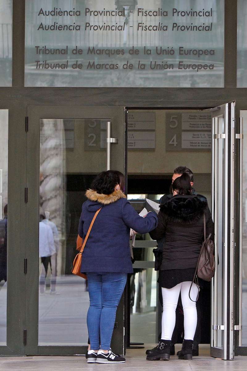Entrada principal de la Audiencia Provincial de Alicante dónde se ha rotulado hace pocos días que allí se encuentra el Tribunal de Marcas de la UE aunque lleva 17 años funcionando. /EFE /Morel
