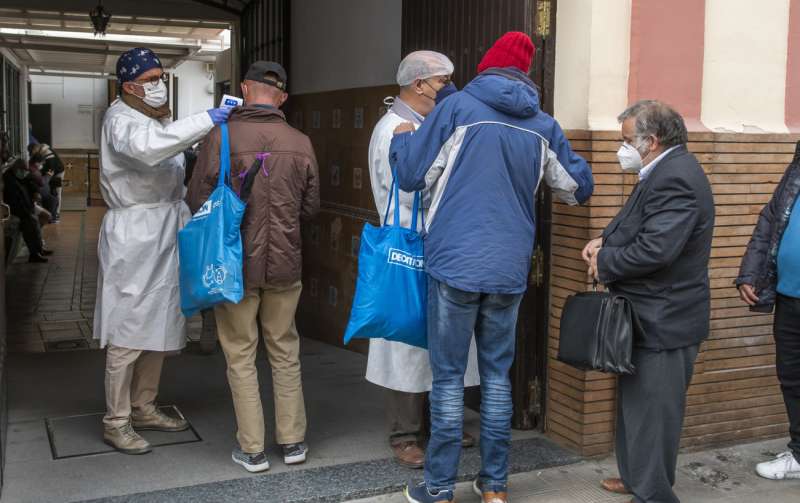 Un grupo de personas hace cola en un comedor social. EFE/ RaÃºl Caro/Archivo
