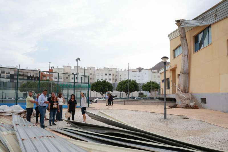 El president de la Generalitat, Carlos mazn, observa los destrozos del viento en Callosa de Segura. EFEGeneralitat.