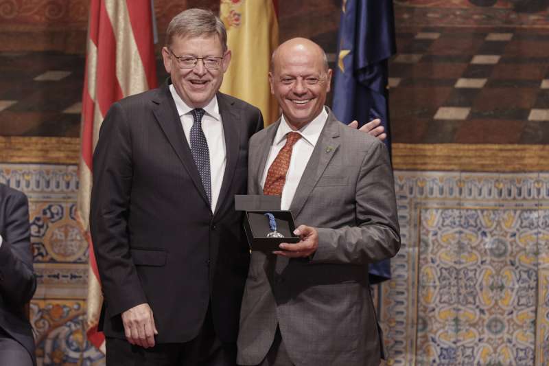 Ximo Puig y JoaquÃ­n Buitrago, presidente del Elche, tras recoger la DistinciÃ³n de la Generalitat / EPDA
