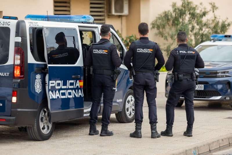 Varios agentes de la Polica Nacional, junto a un furgn policial. EFE Giner Archivo