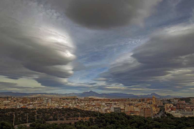 Vista general de la zona norte de la ciudad de Alicante. EFE/Morell/Archivo
